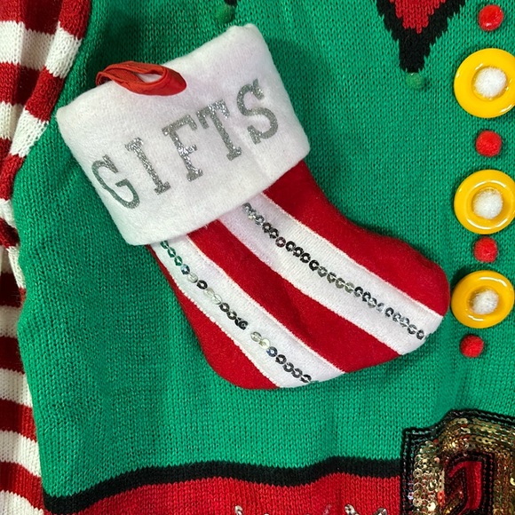 Very detailed Christmas sweater! - Picture 4 of 8